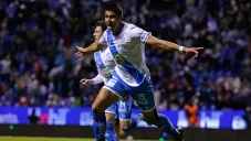 Guillermo Martínez festeja su agónico gol con Puebla