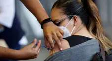 Persona siendo vacunada