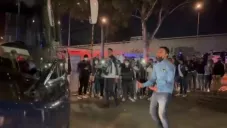 Aficionado de Rayados frente al autobús recriminándole al equipo