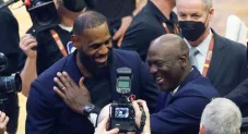 Michael Jordan y LeBron James previo al homenaje