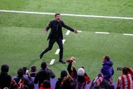 Diego Simeone festeja con la afición del Atleti