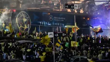 Autobús del América es recibido por la afición en 2019