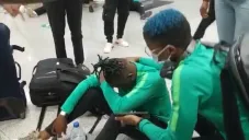 Uchenna Kanu al borde del llanto en el aeropuerto de Nigeria