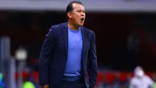 Juan Reynoso, molesto durante un partido de Cruz Azul