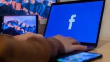 Persona ingresando a Facebook desde su computadora