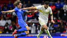 Giménez y Gignac peleando un balón