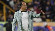 Juan Reynoso dirigiendo a Cruz Azul en partido de la Liga MX