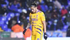 Carlos Salcedo en un partido de Tigres