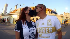 Aficionados de Monterrey y Tigres afuera del Universitario