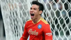 Chucky Lozano festeja un gol con Napoli