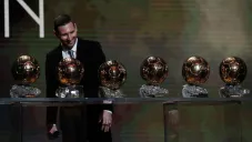 Messi posa con sus Balones de Oro