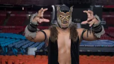 Coyote posa para la cámara en la Arena México