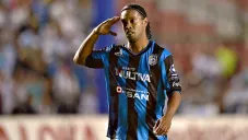 Ronaldinho festejando gol con Querétaro en partido de la Liga MX