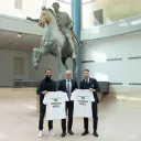 Capitanes de la Lazio y Roma para presentar la playera de apoyo