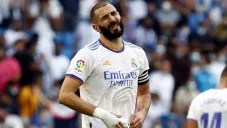 Karim Benzema durante un duelo con el Real Madrid