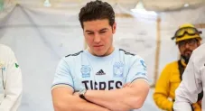 Samuel García con la playera de Tigres