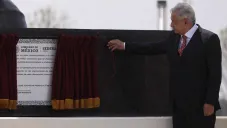 &quot;Lástima Chumel&quot;: AMLO presumió al comediante la conclusión del AIFA