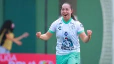 Charlyn Corral festejando un gol vs Cruz Azul