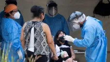 Prueba de Covid a mujer en la Ciudad de México