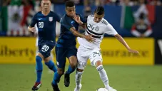 Tyler Adams disputando el esférico ante Alvarado