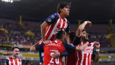 Jugadores de Chivas celebrando un gol