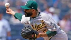 Sergio Romo con los Atléticos de Oakland