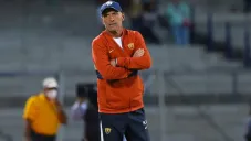 Hermes Desio dirigiendo partido de Pumas ante Mazatlán