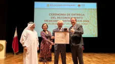 Bora Milutinovic recibiendo su reconocimiento por Marcelo Ebrard