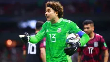 Guillermo Ochoa en acción con el Tri
