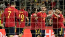 Jugadores españoles festejan gol vs Islandia