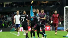 Alexis Vega siendo amonestado en un partido del Octagonal