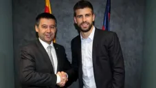 Gerard Piqué junto a Josep Maria Bartomeu en el Barcelona