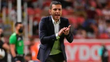 Jimmy Lozano dirigiendo al Necaxa durante un partido de la Liga MX