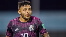 Alexis Vega disputando partido con la Selección Mexicana