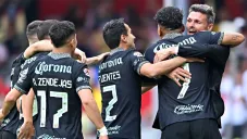 Fernando Ortiz en celebrando un gol con sus jugadores