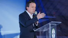 Mikel Arriola durante conferencia de prensa junto a Bayer en México