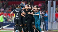 Jugadores del América festejando gol con Fernando Ortiz en el Azteca