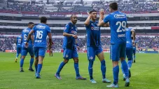 Jugadores celestes festejan un gol en el Azteca