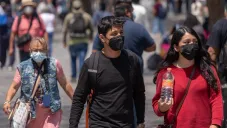Personas caminando en calles de la Ciudad de México con cubrebocas