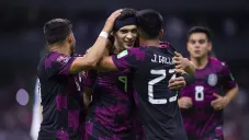 Raúl Jiménez festejando gol con la Selección Mexicana en el Azteca