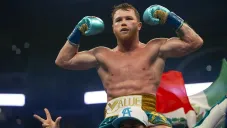 Canelo Álvarez victorioso tras una pelea