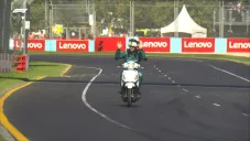 Sebastian Vettel en scooter en la pista de GP de Australia