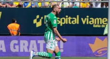 Borja Iglesias festejando un gol