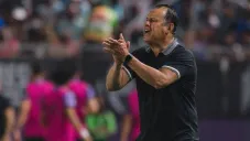 Juan Reynoso dirigiendo a Cruz Azul en partido frente a Mazatlán