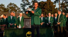 Scottie Scheffler con el trofeo del Masters de Augusta