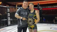 Victoria Alba festejando victoria tras pelea de la UFC