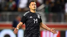 Chicharito Hernández jugando partido con la Selección Mexicana