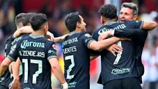 Futbolistas del América festejando un gol con Fernando Ortiz