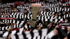 Afición del Eintracht Frankfurt apoyando al equipo en Europa League
