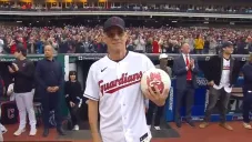 Video: Tom Hanks, acompañado por Wilson, lanzó la primera bola de los Guardians